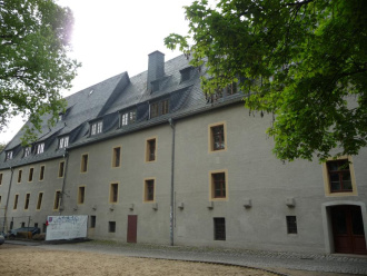 Hauptgebäude mit Sandkiste