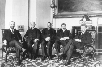 Die Volksbeauftragten nach dem Austritt der USPD (v. l. n. r.): Otto Landsberg, Philipp Scheidemann, Gustav Noske, Friedrich Ebert und Rudolf Wissell