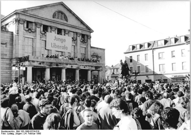 „Wessis in Weimar“: Kundgebung von Außenminister Hans-Dietrich Genscher auf dem Theaterplatz Weimar (1990)