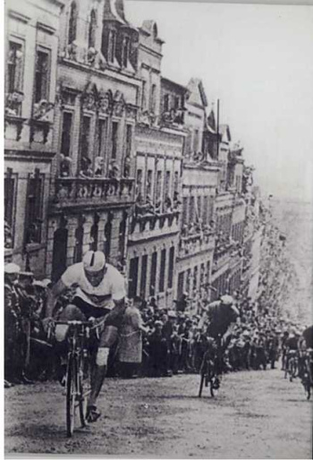 M. Weißleder als Spurtssieger an der steilen Wand von Meerane