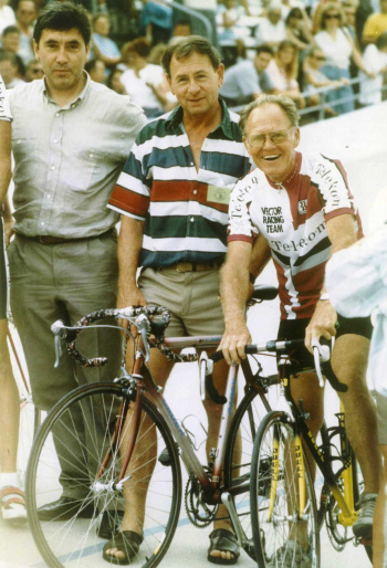 Sportidole der Vergangenheit - E. Merckx; M. Weißleder & G.-A. Schur (Täve) - von links - bei der Thüringer Burgenrundfahrt