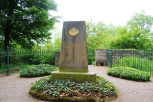 Obelisk für Wieland, seine Frau und Sophie Brentano